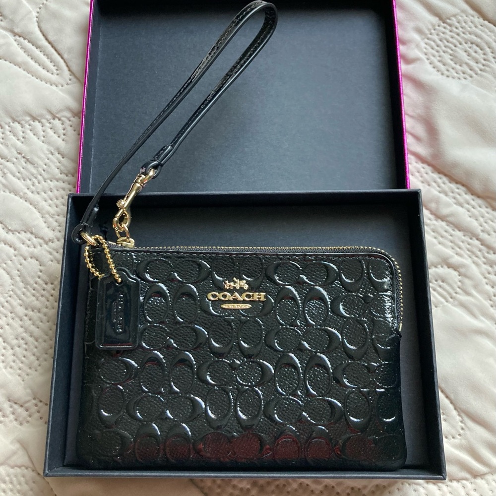 ☘️NWT! Coach Wristlet In Signature Leather